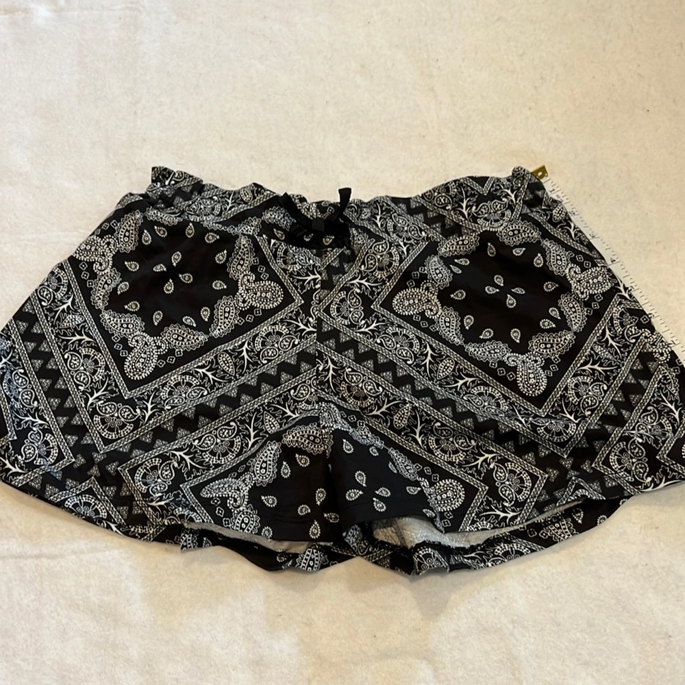 NWT children’s Place 10/12 paisley shorts black white